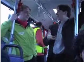 Michel en Paul in gesprek in de bus Michel en Paul in gesprek in de bus